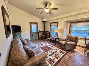 TV, fireplace, books - gorgeous modern cabin on private ranch (Gunnison)