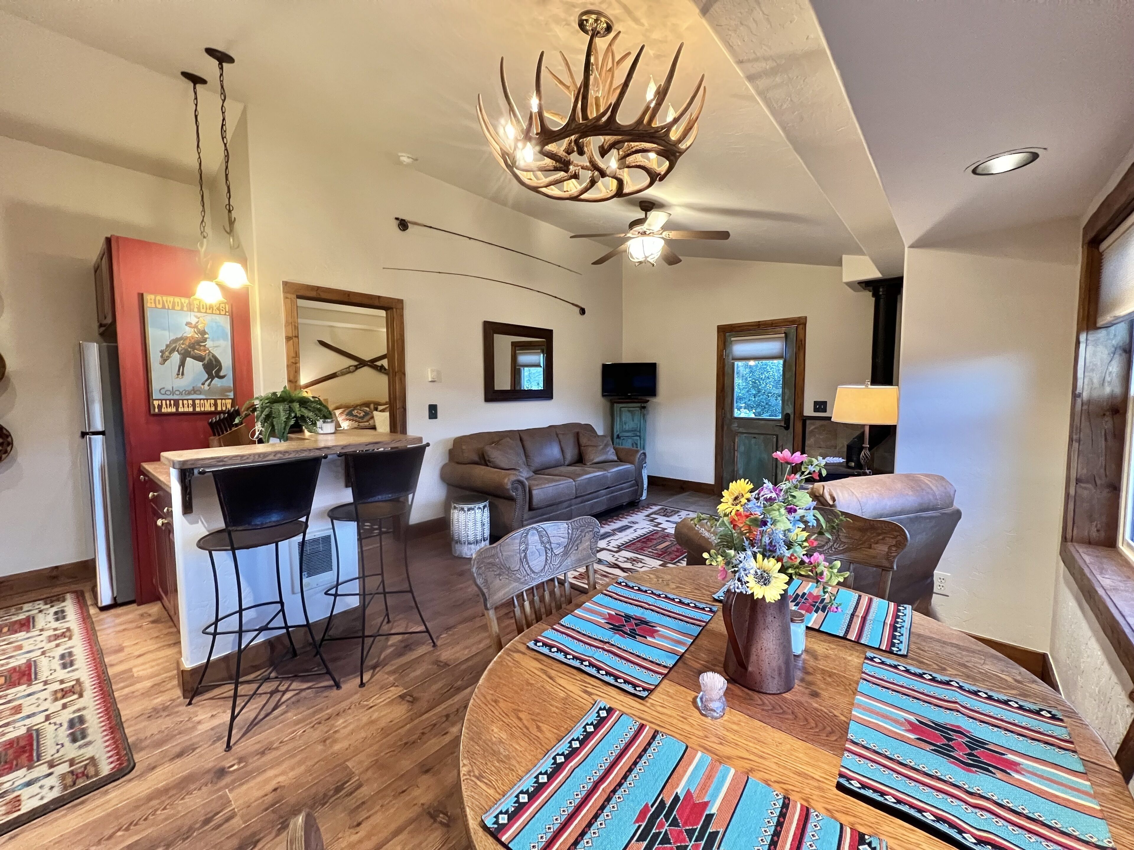 Televisión, chimenea y libros 