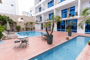 Indoor pool, pool umbrellas - Hotel Kinova (Salinas)