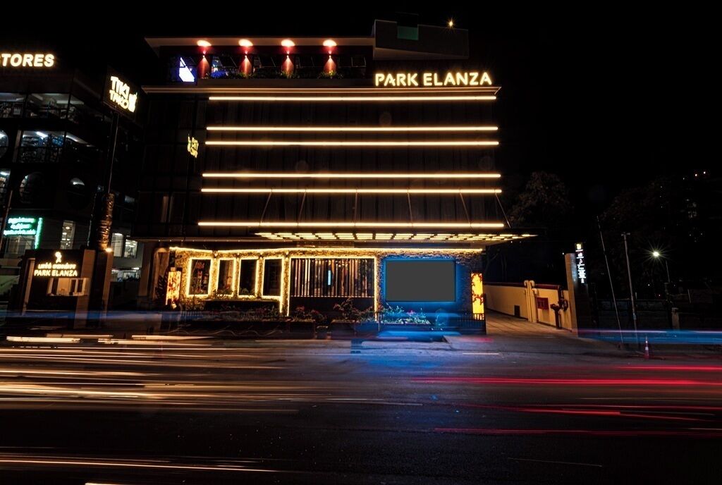 Boendets fasad - kväll/natt