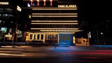 Fachada de la propiedad por la tarde o noche