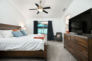 4 bedrooms, desk, iron/ironing board, travel cot - Walk 2 Stadium & Westgate 4bed 2 bath Pool, Firepit, Pets ok (Glendale)