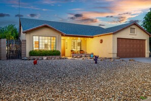 Exterior - Walk 2 Stadium & Westgate 4bed 2 bath Pool, Firepit, Pets ok (Glendale)