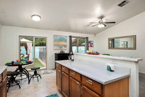 Fridge, microwave, oven, stovetop - Walk 2 Stadium- Pool-Firepit-Pets ok (Glendale)