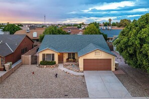 Exterior - Walk 2 Stadium- Pool-Firepit-Pets ok (Glendale)