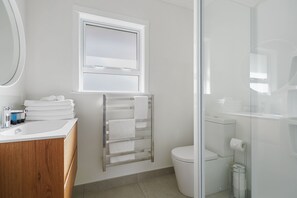 Lejlighed | Badeværelse | Bruser, gratis toiletartikler, hårtørrer, håndklæder