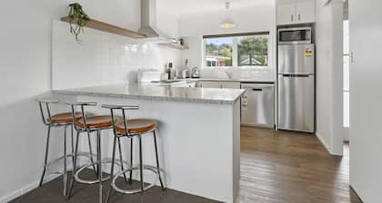 Renovated Takapuna 2BR Apt - Parking