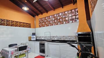 Refrigerador, microondas, horno, placa de cocina