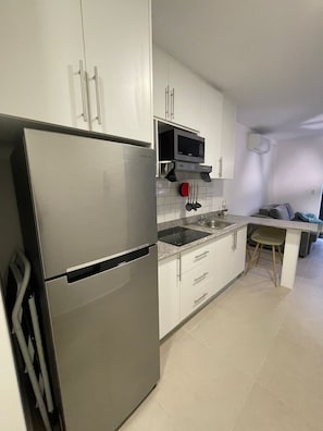 Réfrigérateur, micro-ondes, plaque de cuisson, cafetière/bouilloire