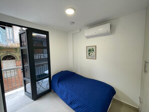 2 habitaciones, escritorio, tabla de planchar con plancha y wifi gratis