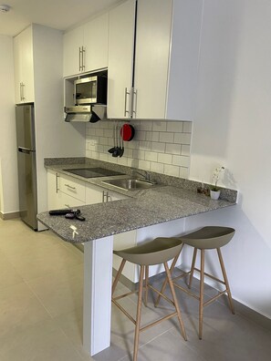 Refrigerador, microondas, placa de cocina, cafetera/tetera