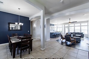 Dining - Relaxing Pool and Spa Beautiful NW Bakersfield (Bakersfield)
