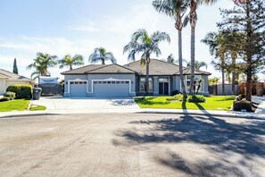Unclassified image, 3 of 35, button - Relaxing Pool and Spa Beautiful NW Bakersfield (Bakersfield)
