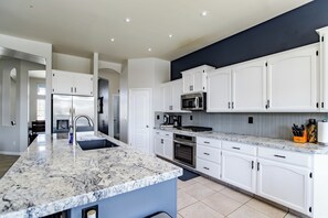 Fridge, microwave, oven, stovetop - Relaxing Pool and Spa Beautiful NW Bakersfield (Bakersfield)