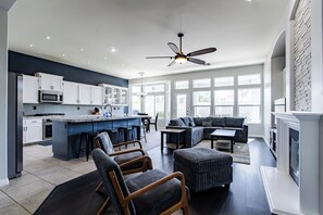 智能電視、壁爐、電子遊戲、DVD 播放機