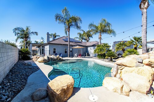 Relaxing Pool and Spa Beautiful NW Bakersfield