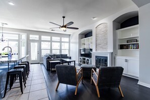 Smart TV, fireplace, video games, DVD player - Relaxing Pool and Spa Beautiful NW Bakersfield (Bakersfield)