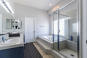 Combined shower/tub, hair dryer, towels, soap - Relaxing Pool and Spa Beautiful NW Bakersfield (Bakersfield)
