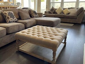 Smart TV, fireplace, DVD player, books