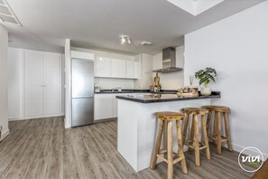 Frigorífico, microondas, horno y placa de cocina