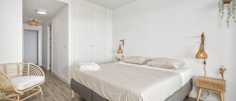 3 chambres, coffres-forts dans les chambres, fer et planche Ă repasser