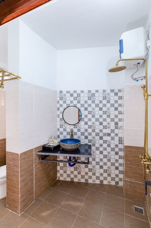 Chambre Quadruple Familiale | Salle de bain | Douche, articles de toilette gratuits, bidet, serviettes fournies