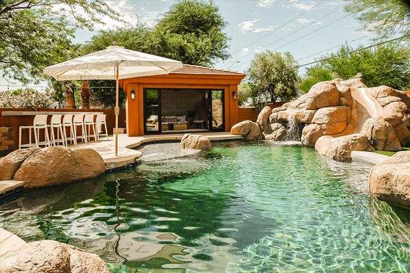 Alberca al aire libre y alberca climatizada