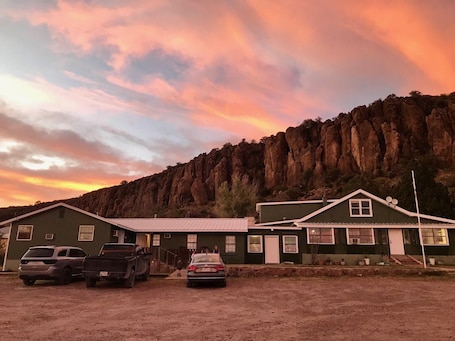 Exterior. Mountainside Inn