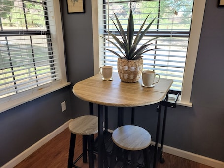 Classic Room | In-room dining. Mountainside Inn