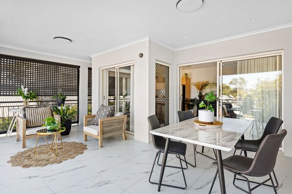 Outdoor dining - The Summer Home! 2Bed/2Bath/1Car/Balcony ~ Bulimba (Bulimba)
