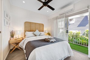 2 bedrooms, iron/ironing board, travel cot, free WiFi - The Summer Home! 2Bed/2Bath/1Car/Balcony ~ Bulimba (Bulimba)