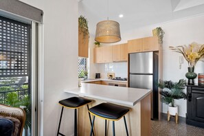 Fridge, microwave, oven, dishwasher - The Summer Home! 2Bed/2Bath/1Car/Balcony ~ Bulimba (Bulimba)