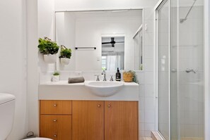 Combined shower/bathtub, hair dryer, towels, soap