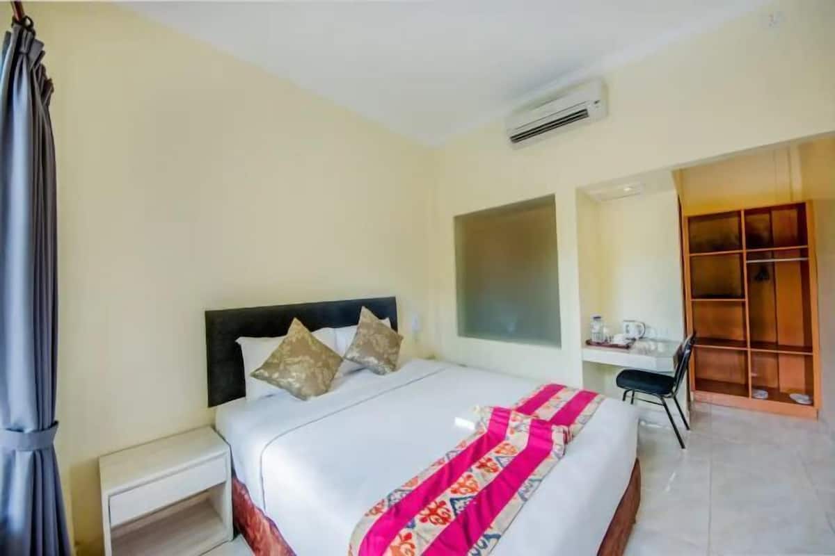 2 bedrooms, desk, laptop workspace, soundproofing