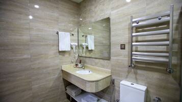 Suite estudio Confort | Baño | Bañera, artículos de higiene personal gratuitos y secador de pelo