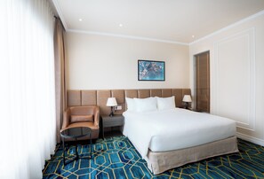 Minibar, caja de seguridad en la habitación y escritorio 