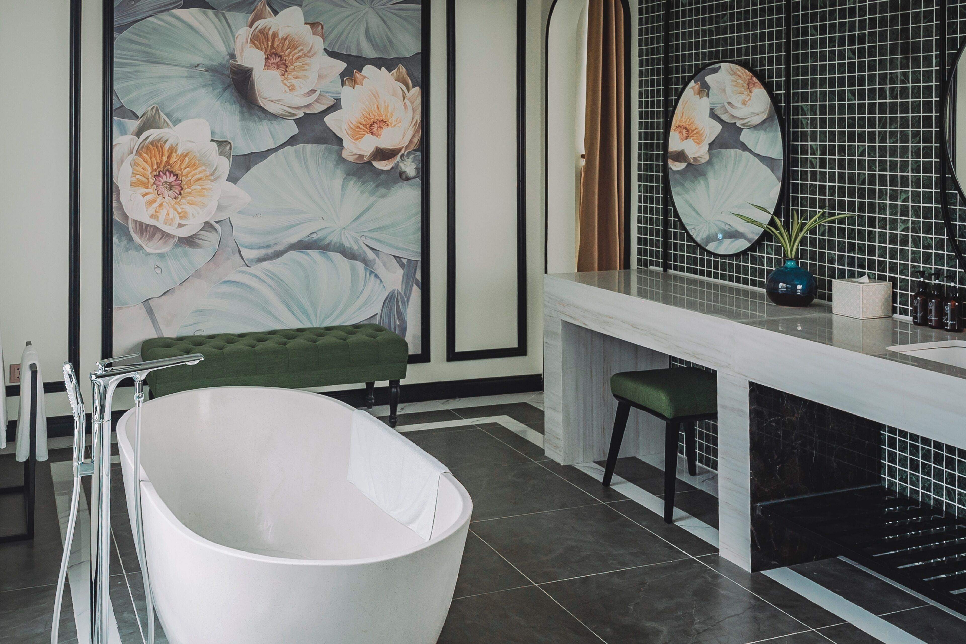 Bañera y ducha independientes, secador de pelo, batas, pantuflas