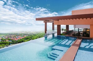 Alberca al aire libre y camastros 