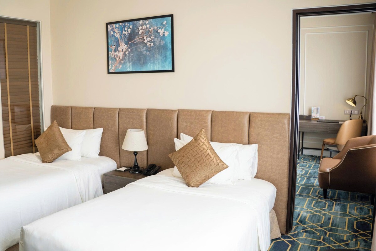 Family Room | Minibar, in-room safe, desk, laptop workspace