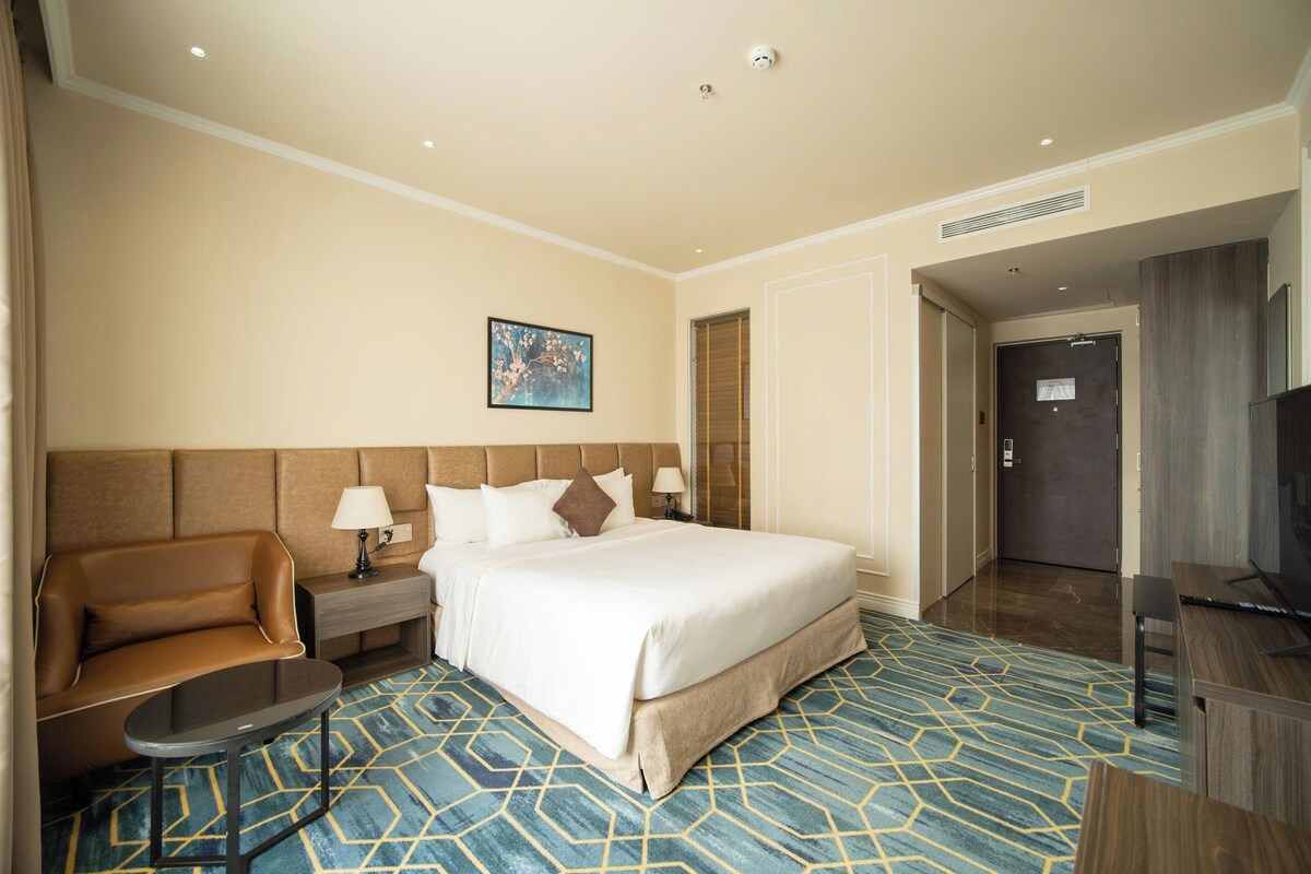 Deluxe Double Room | Minibar, in-room safe, desk, laptop workspace
