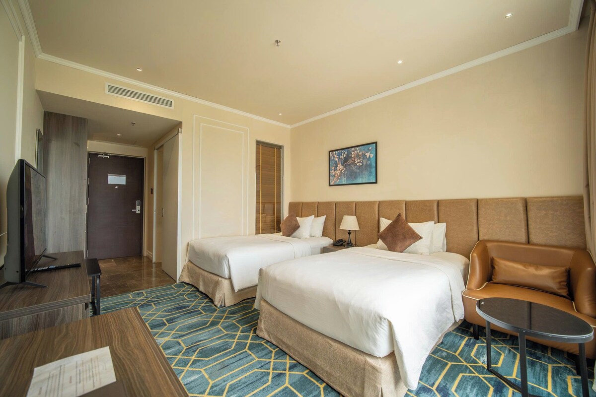 Deluxe Twin Room | Minibar, in-room safe, desk, laptop workspace