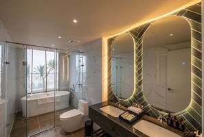 Chambre « Premier » avec lits jumeaux | Salle de bain | Baignoire et douche séparées, sèche-cheveux, peignoirs, chaussons