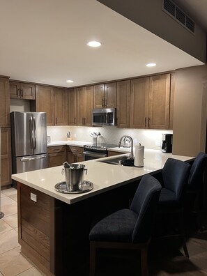 Réfrigérateur, four à micro-ondes, un four, surface de cuisson