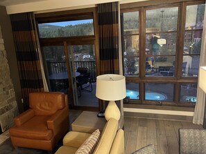 Televisión y chimenea 