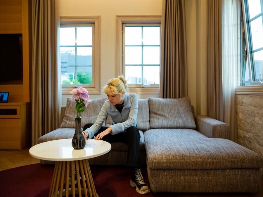 En moderne stue med sofa, sofabord og fjernsyn.