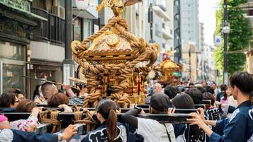 Una procesión tradicional con elaboradas estructuras doradas portadas por participantes.