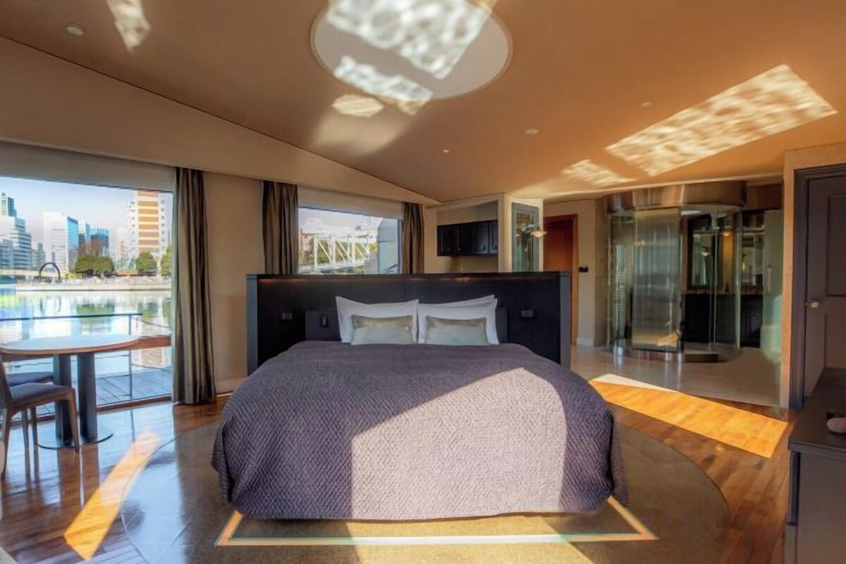 Premium bedding, down comforters, minibar, in-room safe