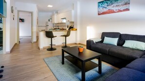 Un appartement moderne comprenant un salon, une cuisine et un espace repas.
