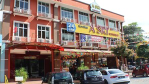 A hotel with a red facade, balconies, and a 24-hour restaurant. - Hotel Rosmerah (Malacca City)