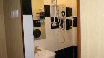 تجهيزات دش، دُش غزير، مستلزمات مجانية للعناية الشخصية، مراحيض شطف